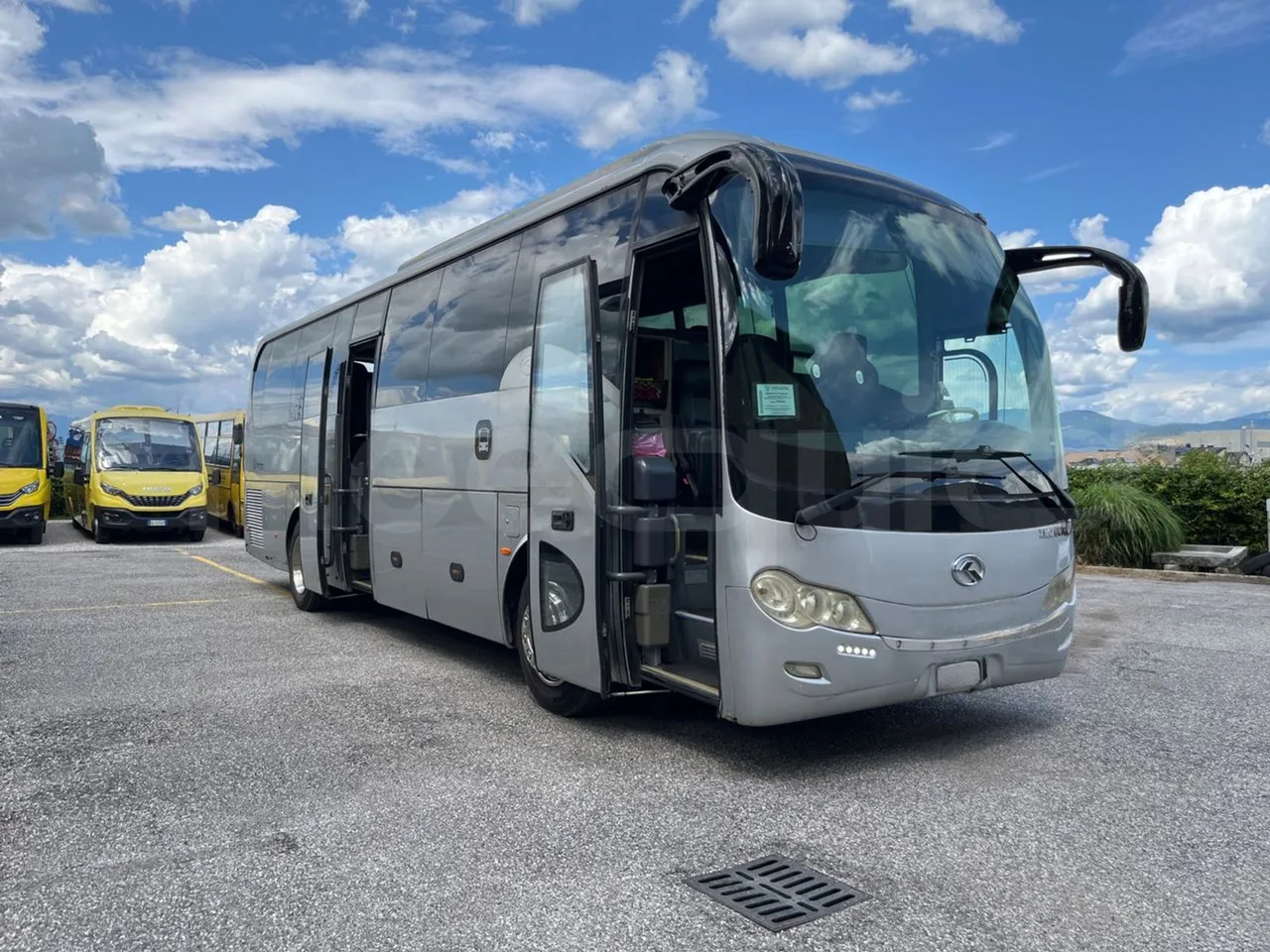 King Long XMQ6996 XMQ6996 / Euro 5 - 215 Kw - 9.895 Mt - 3/4 right front doors open