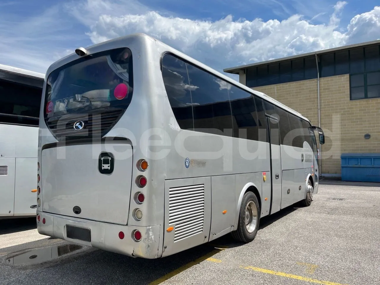 King Long XMQ6996 XMQ6996 / Euro 5 - 215 Kw - 9.895 Mt - 3/4 right rear doors closed