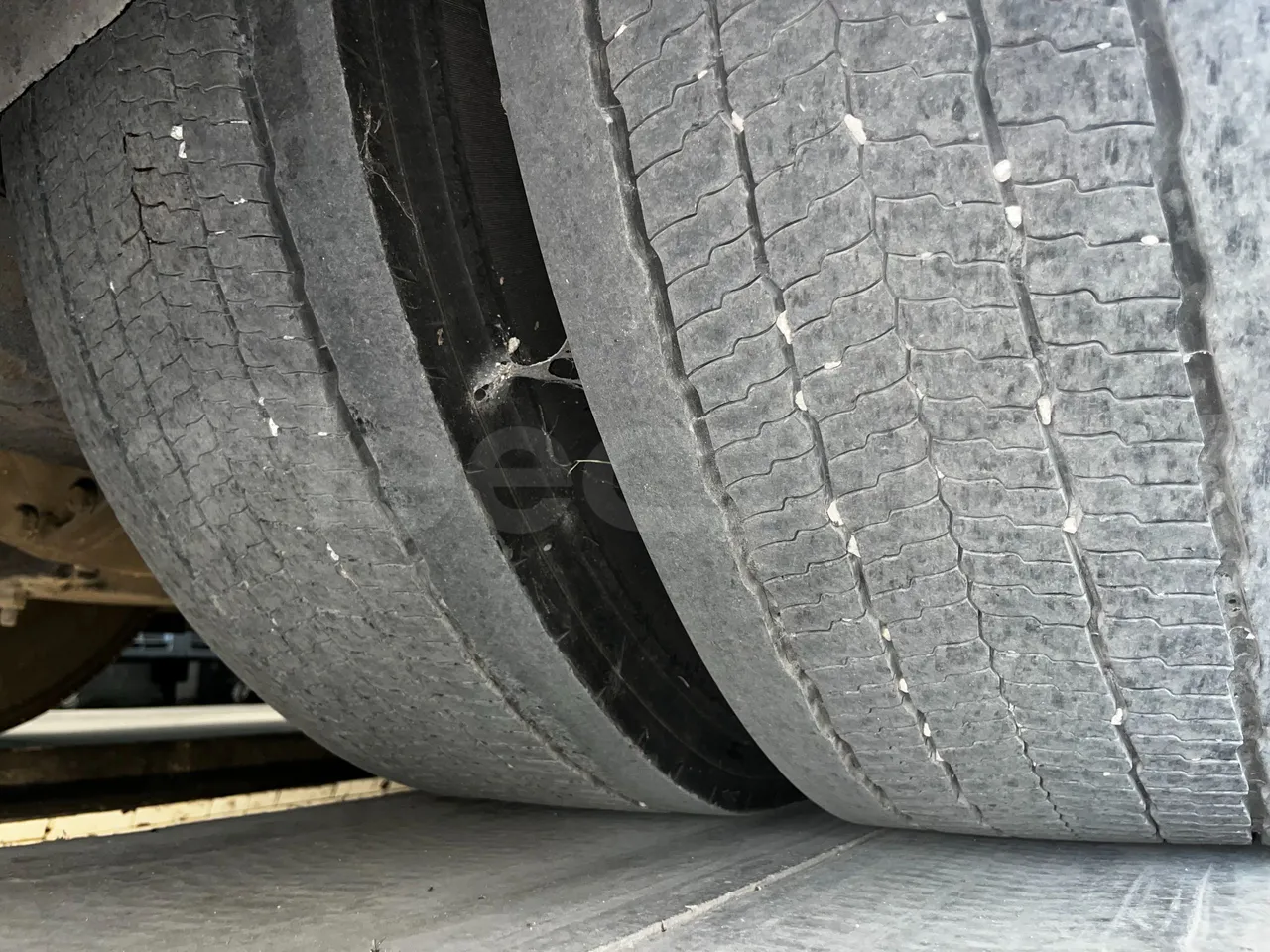 Iveco Domino - First Axle Left Side: Tyre Thickness