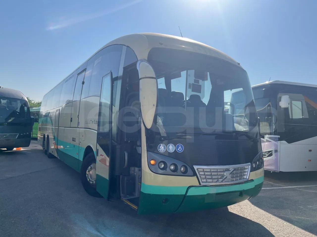 Volvo B12B 6X2 - EUR4 - 338kW -14.995m - 3/4 right front doors open