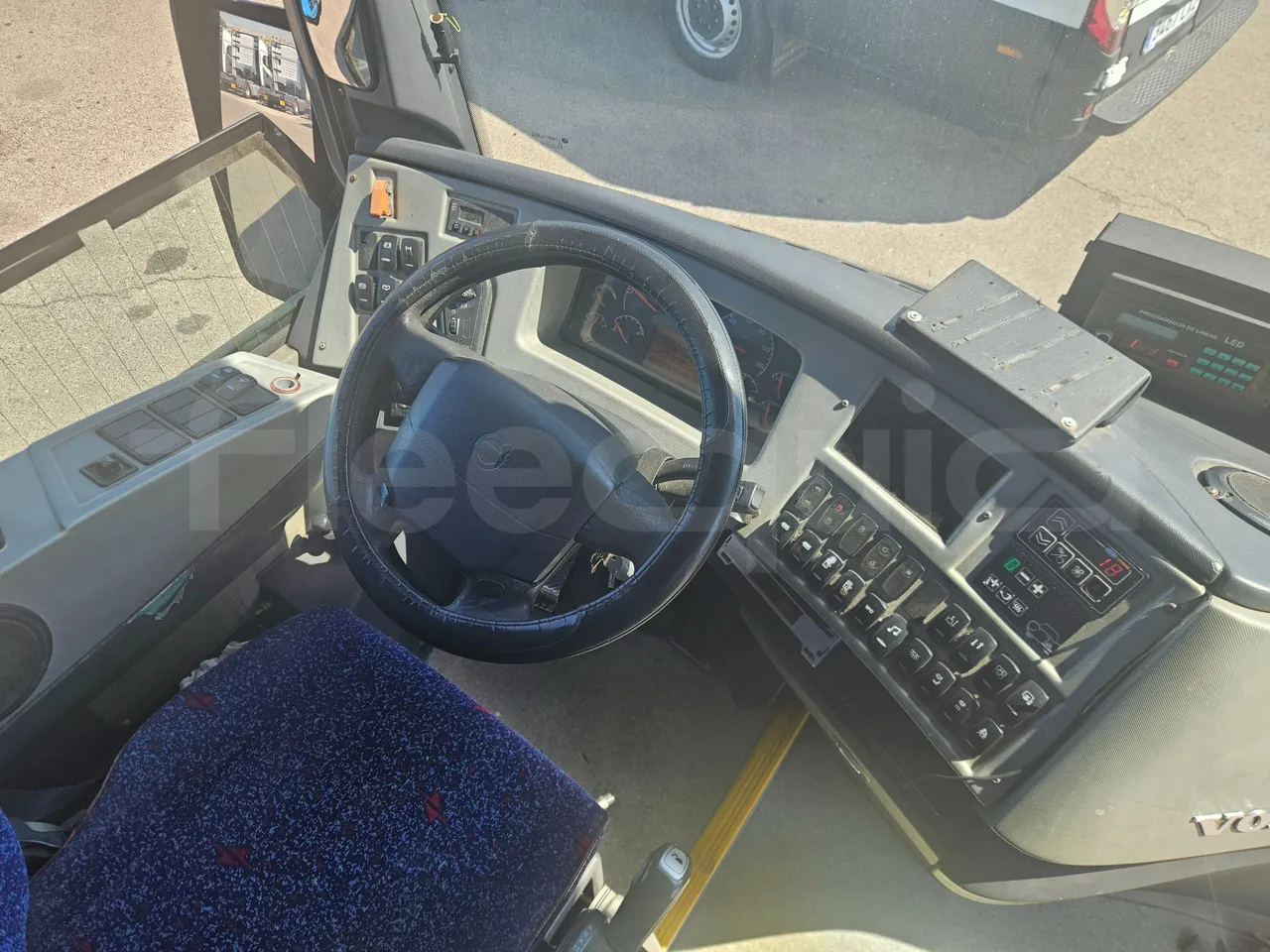 Volvo B12B 6X2 - EUR4 - 338kW -14.995m - buttons panels on (mandatory for bus to scrap)