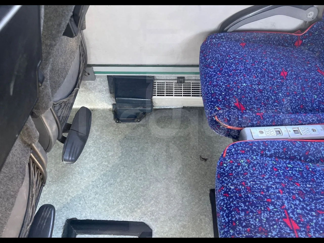 Volvo B12B 6X2 - EUR4 - 338kW -14.995m - usb charging detail