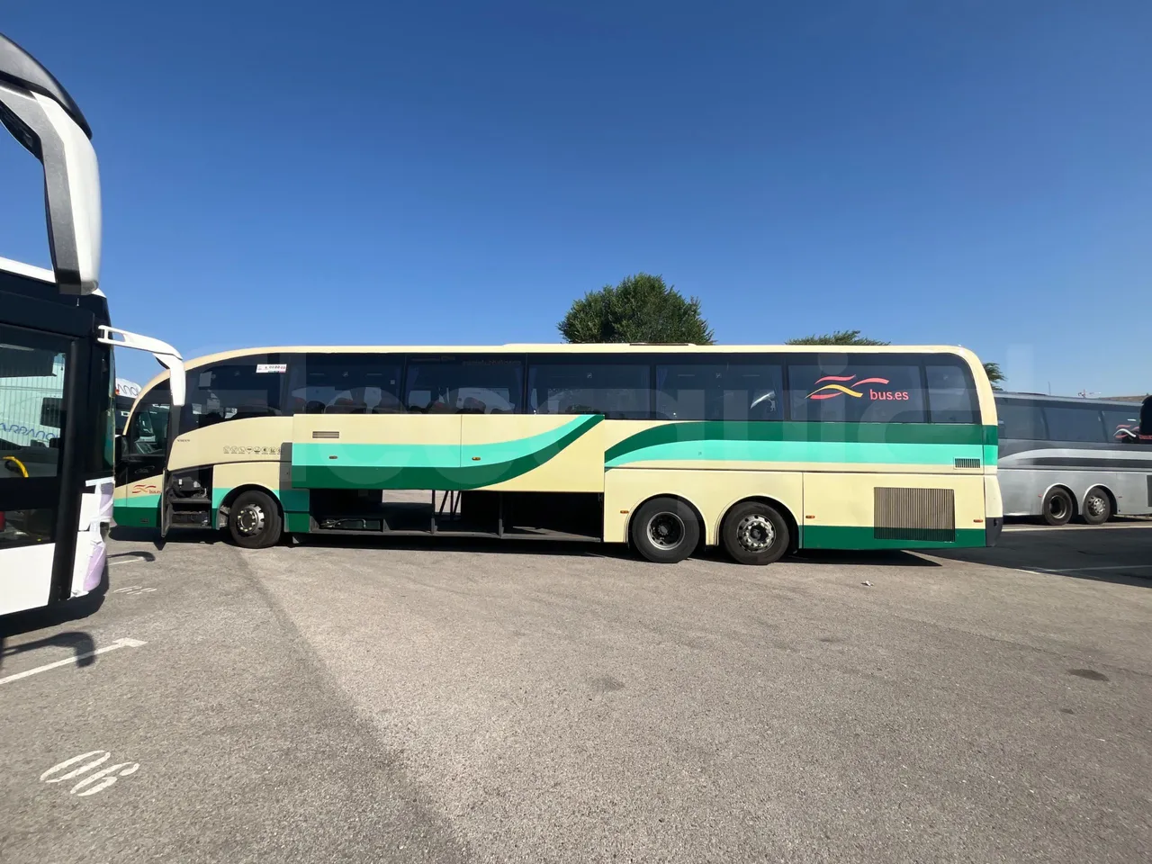 Volvo B12B 6X2 - EUR4 - 338kW -14.995m - external compartments photo