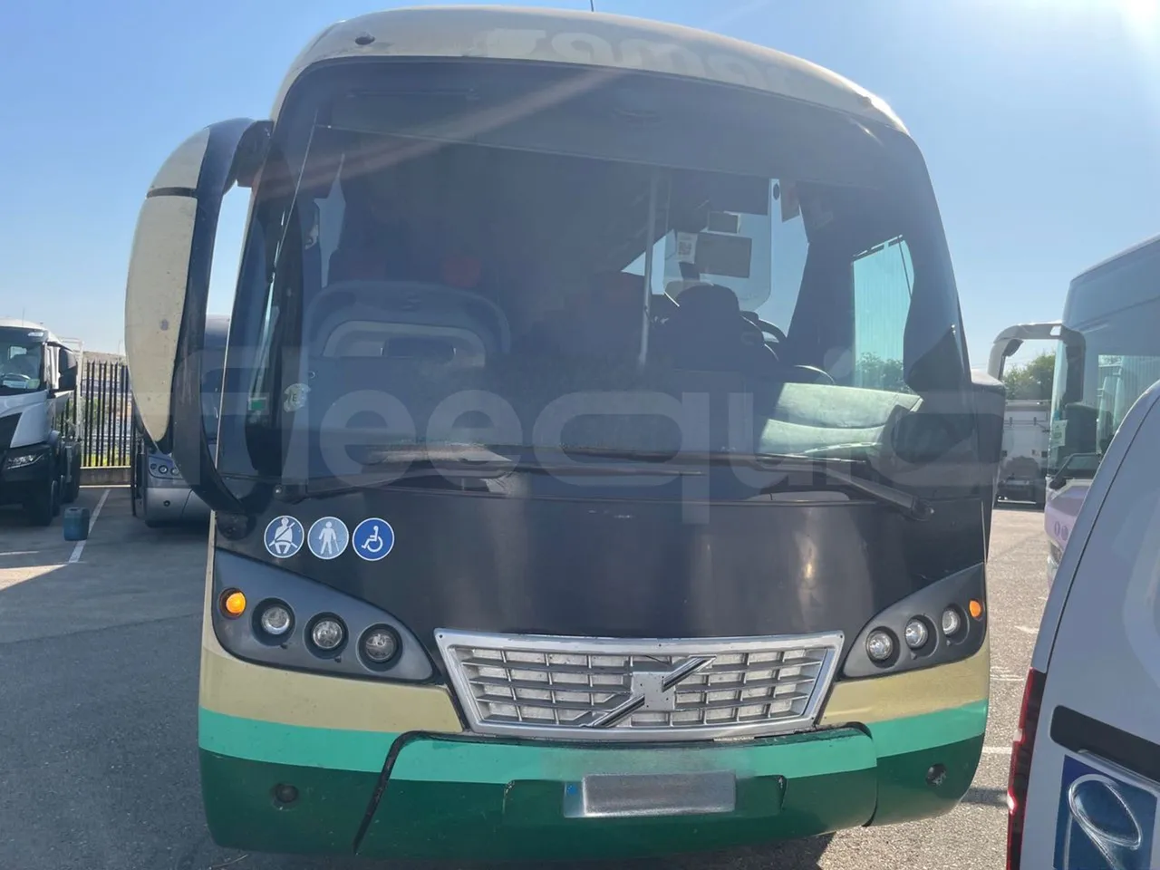 Volvo B12B 6X2 - EUR4 - 338kW -14.995m - front photo