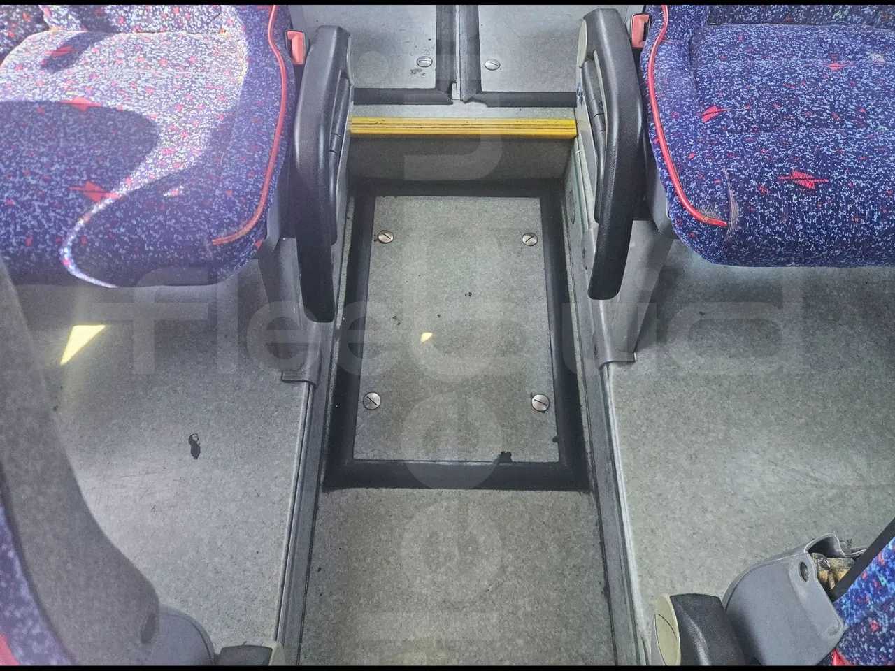 Volvo B12B 6X2 - EUR4 - 338kW -14.995m - floor hatches photo