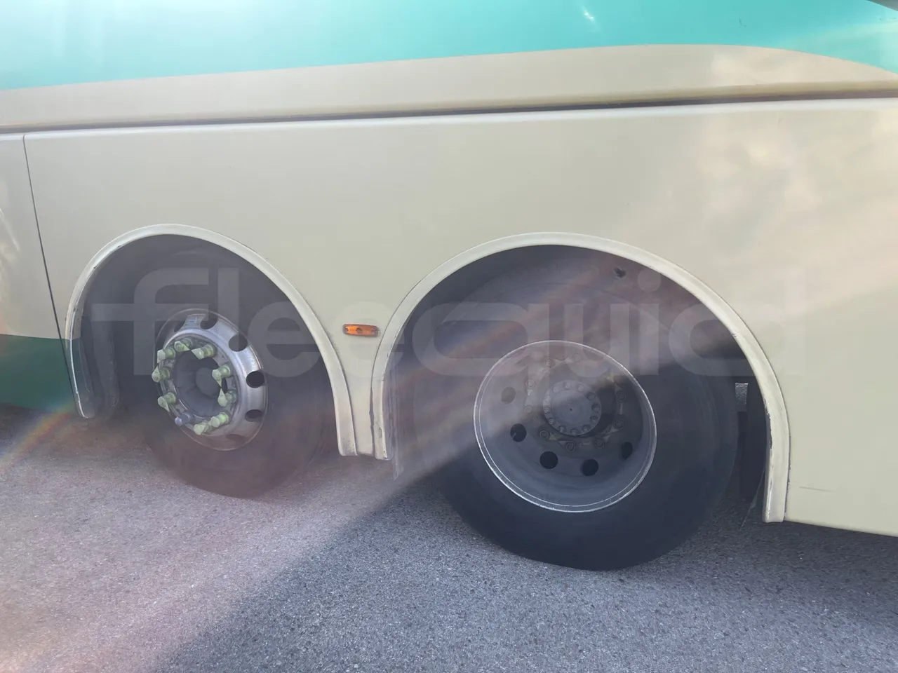 Volvo B12B 6X2 - EUR4 - 338kW -14.995m - tread condition front tires right