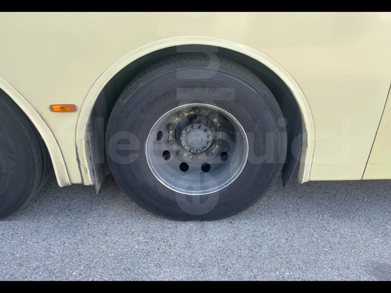 Volvo B12B 6X2 - EUR4 - 338kW -14.995m - tread condition second axle tires right