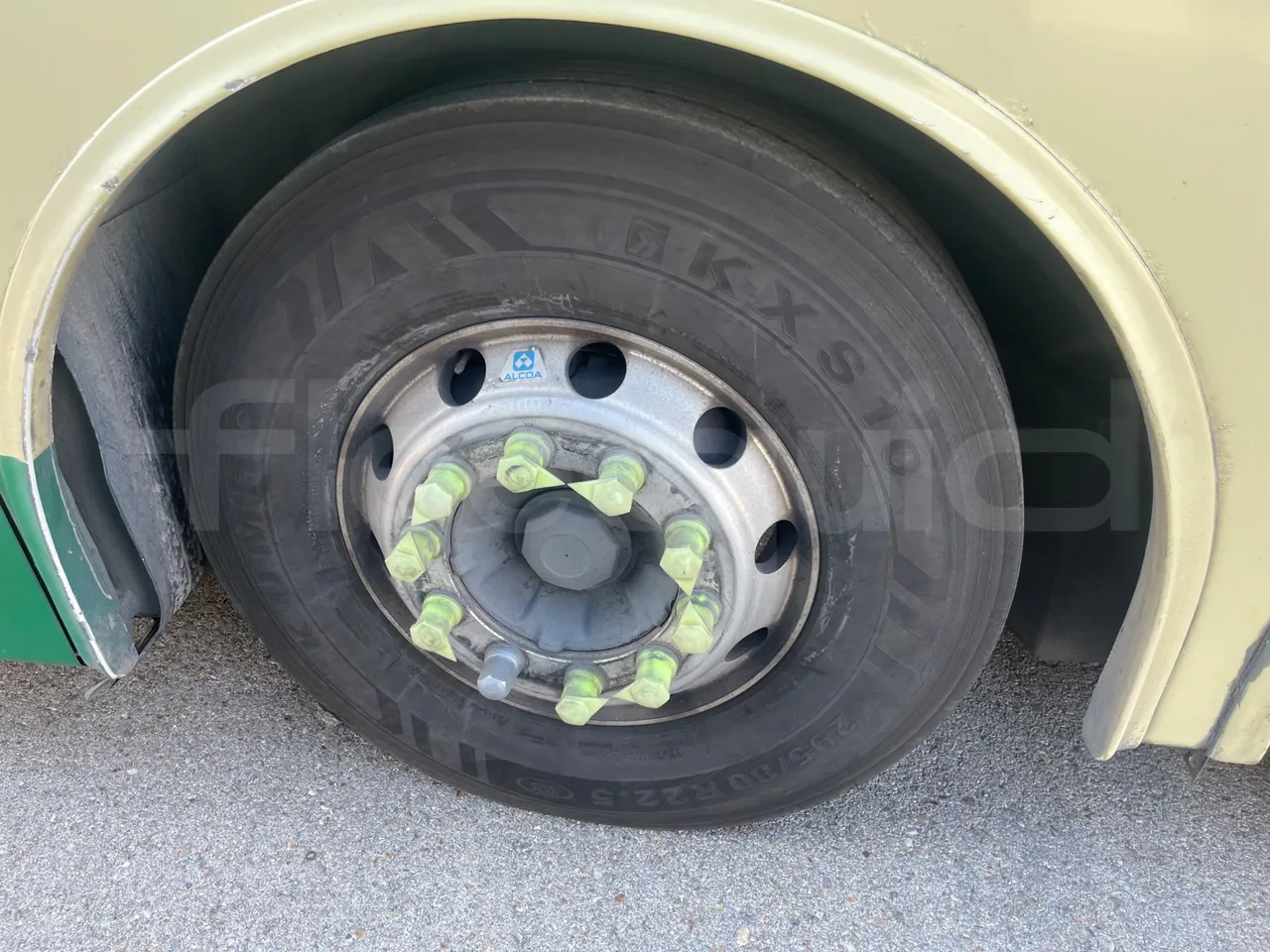 Volvo B12B 6X2 - EUR4 - 338kW -14.995m - tread condition third axle tires left
