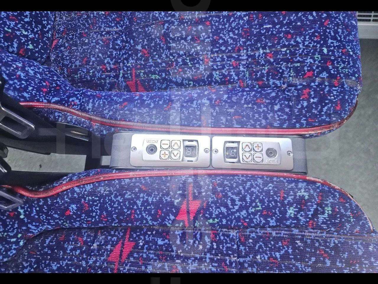 Volvo B12B 6X2 - EUR4 - 338kW -14.995m - power outlets detail