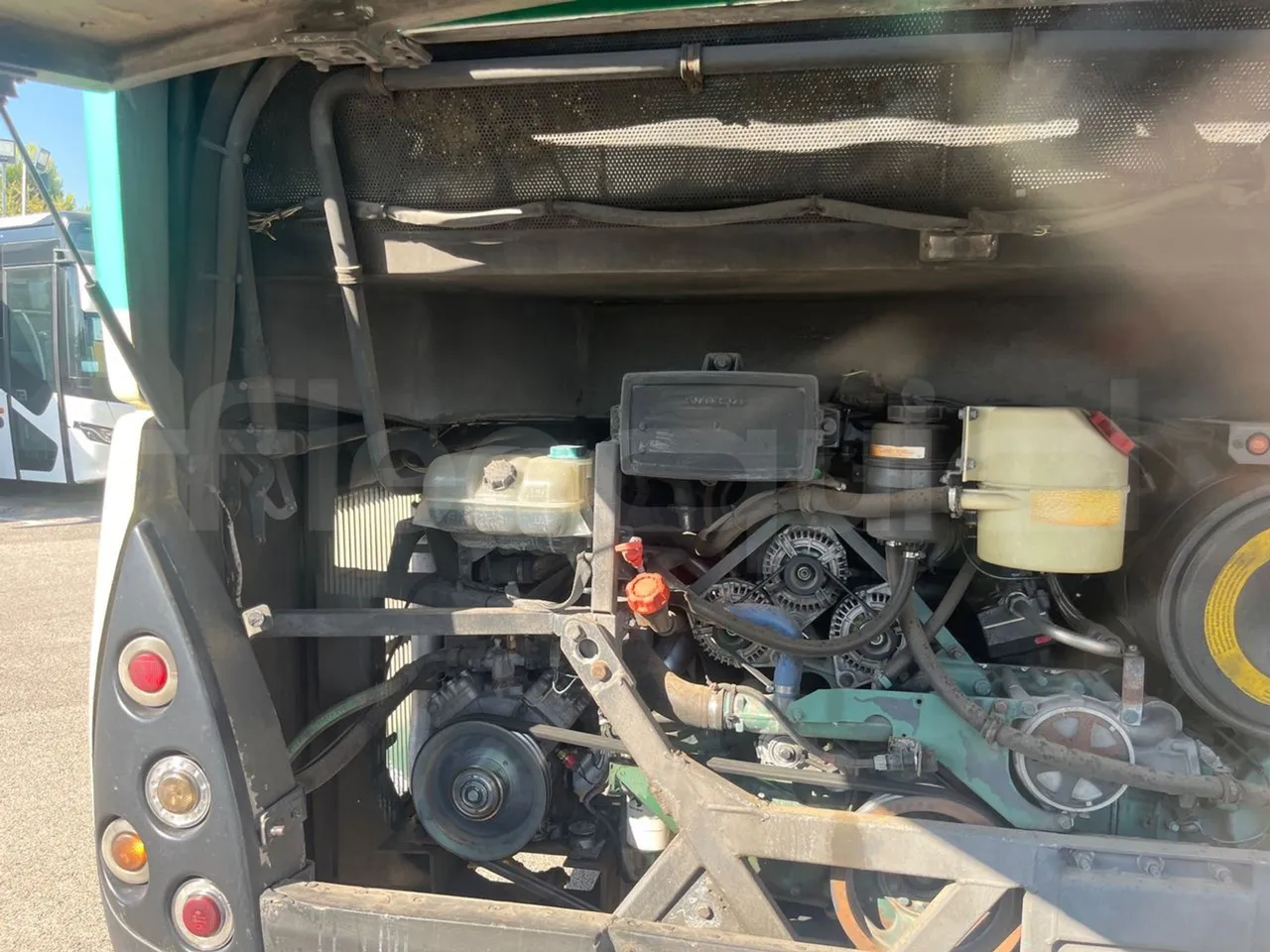 Volvo B12B 6X2 - EUR4 - 338kW -14.995m - rear hatch closed