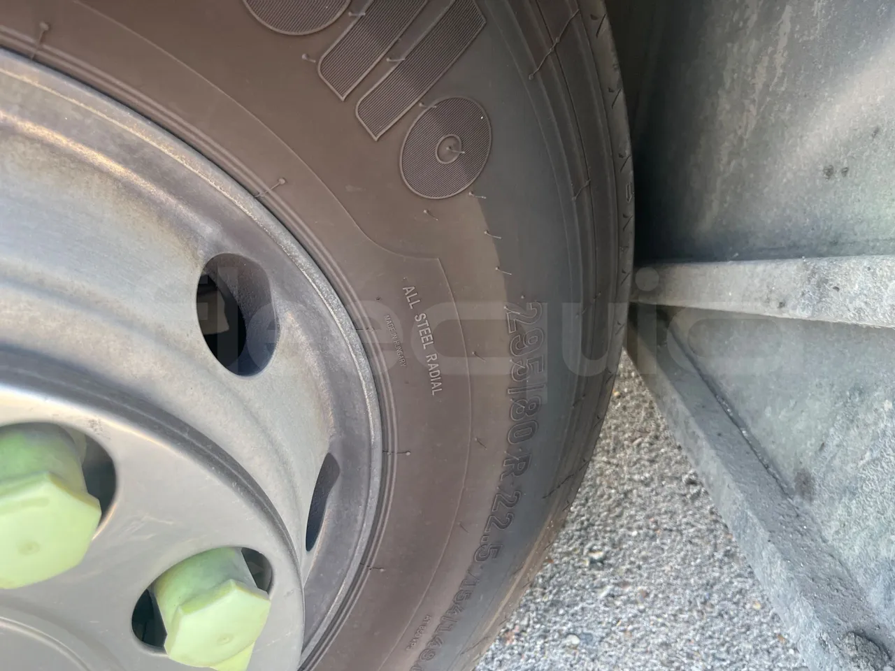 Volvo B12B 6X2 - EUR4 - 338kW -14.995m - front left tire measurements
