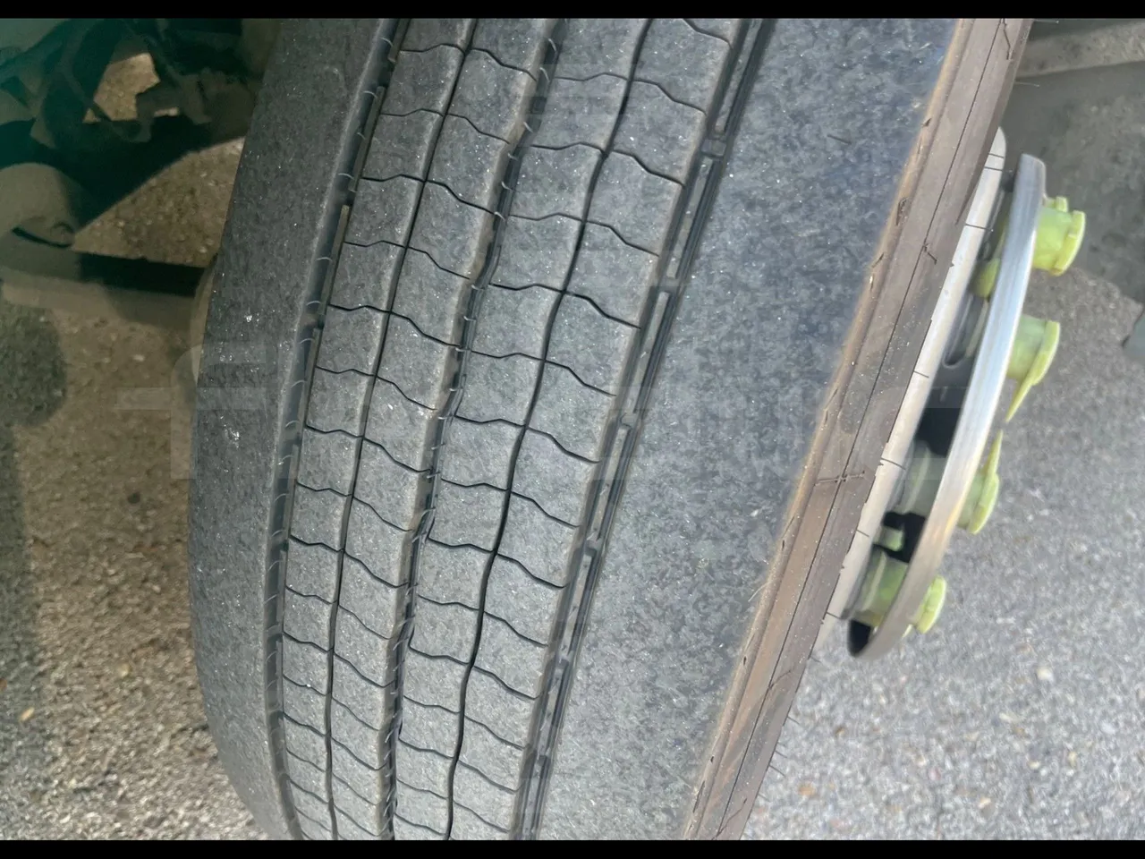 Volvo B12B 6X2 - EUR4 - 338kW -14.995m - rear left tire photo