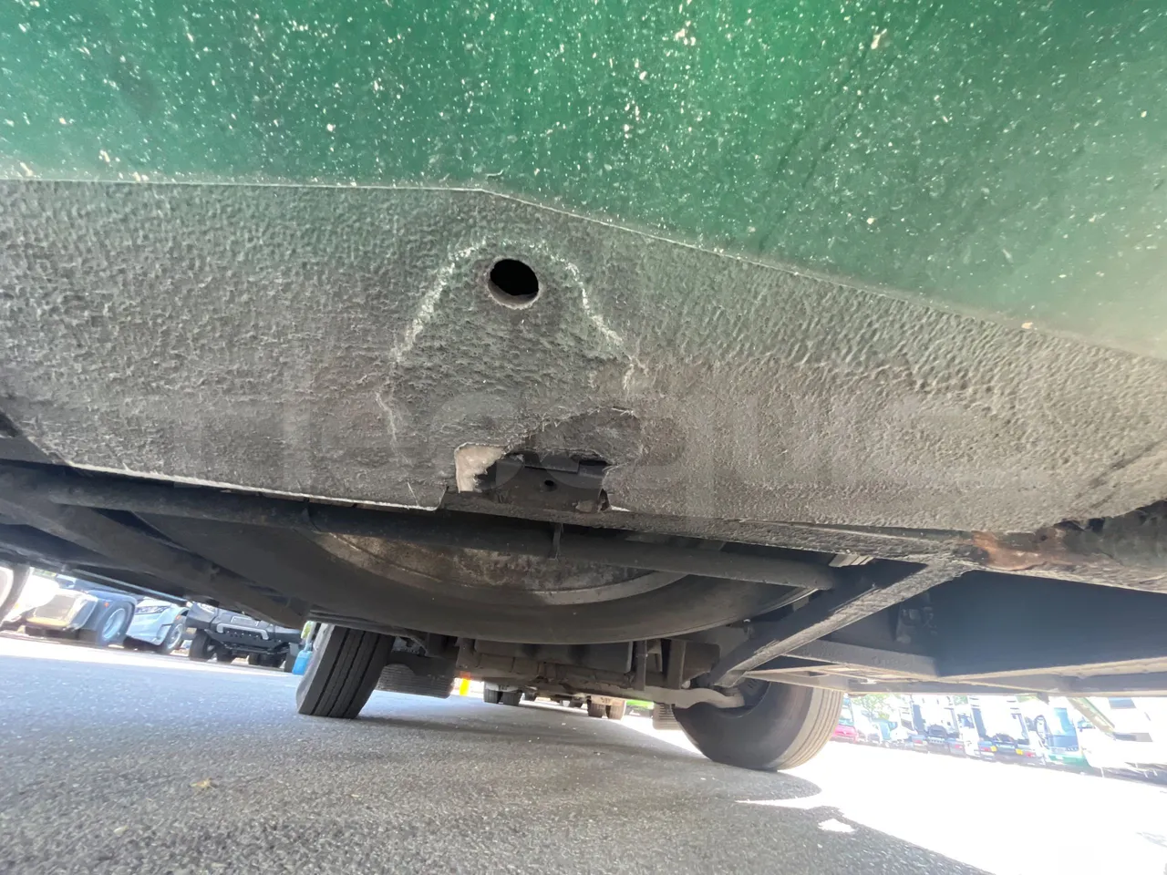 Volvo B12B 6X2 - EUR4 - 338kW -14.995m - front undercarriage from front