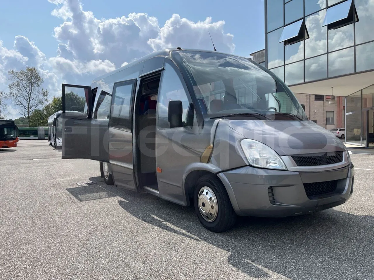 Iveco Daily 65C/E4 - EUR5 - 125kW - 7.714m Wing - 3/4 right front doors open