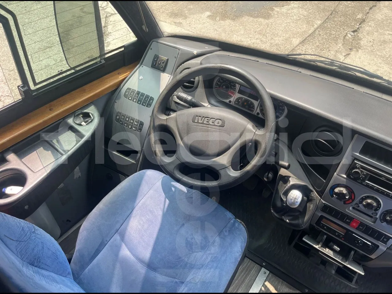 Iveco Daily 65C/E4 - EUR5 - 125kW - 7.714m Wing - driver microphone accessories photo