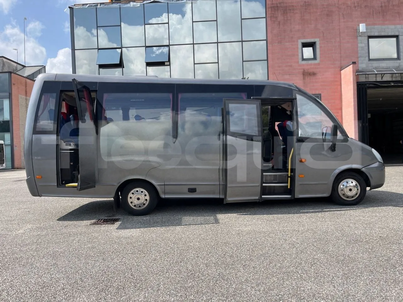 Iveco Daily 65C/E4 - EUR5 - 125kW - 7.714m Wing - right side doors open