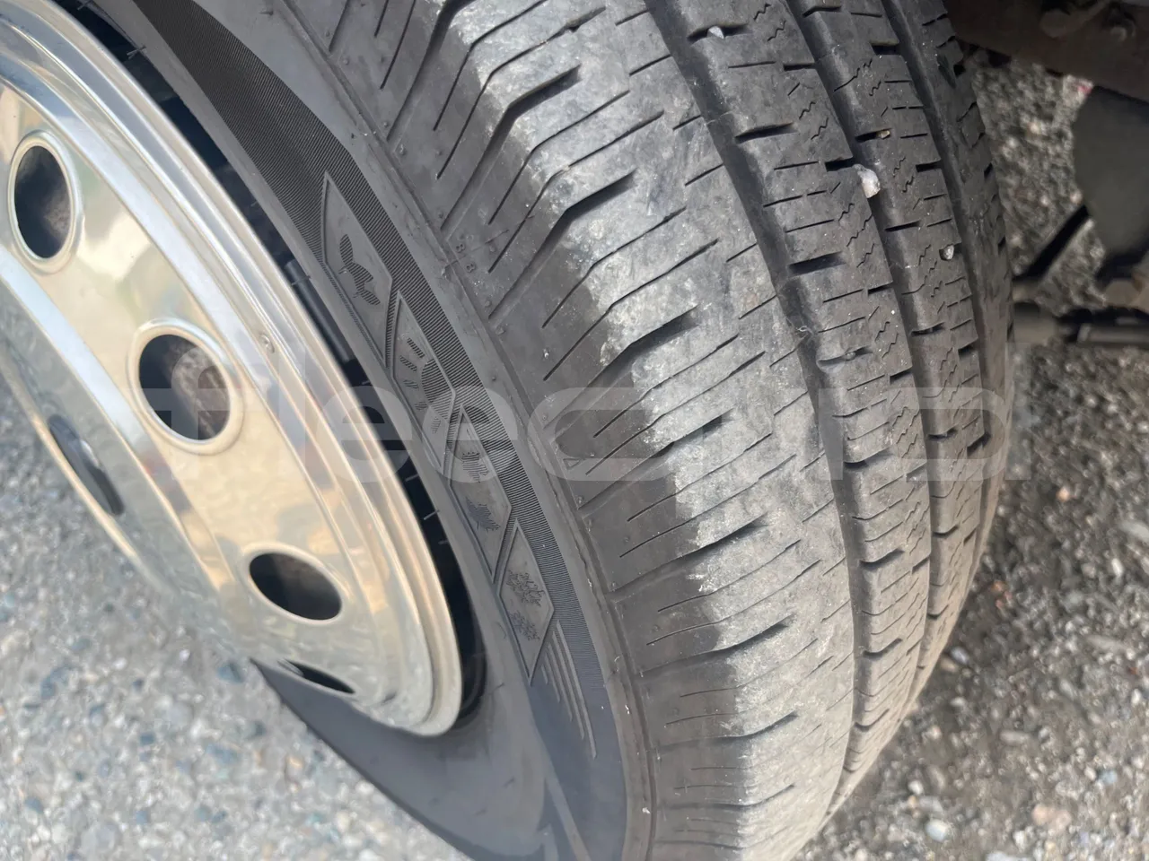 Iveco Daily 65C/E4 - EUR5 - 125kW - 7.714m Wing - rear left tire photo