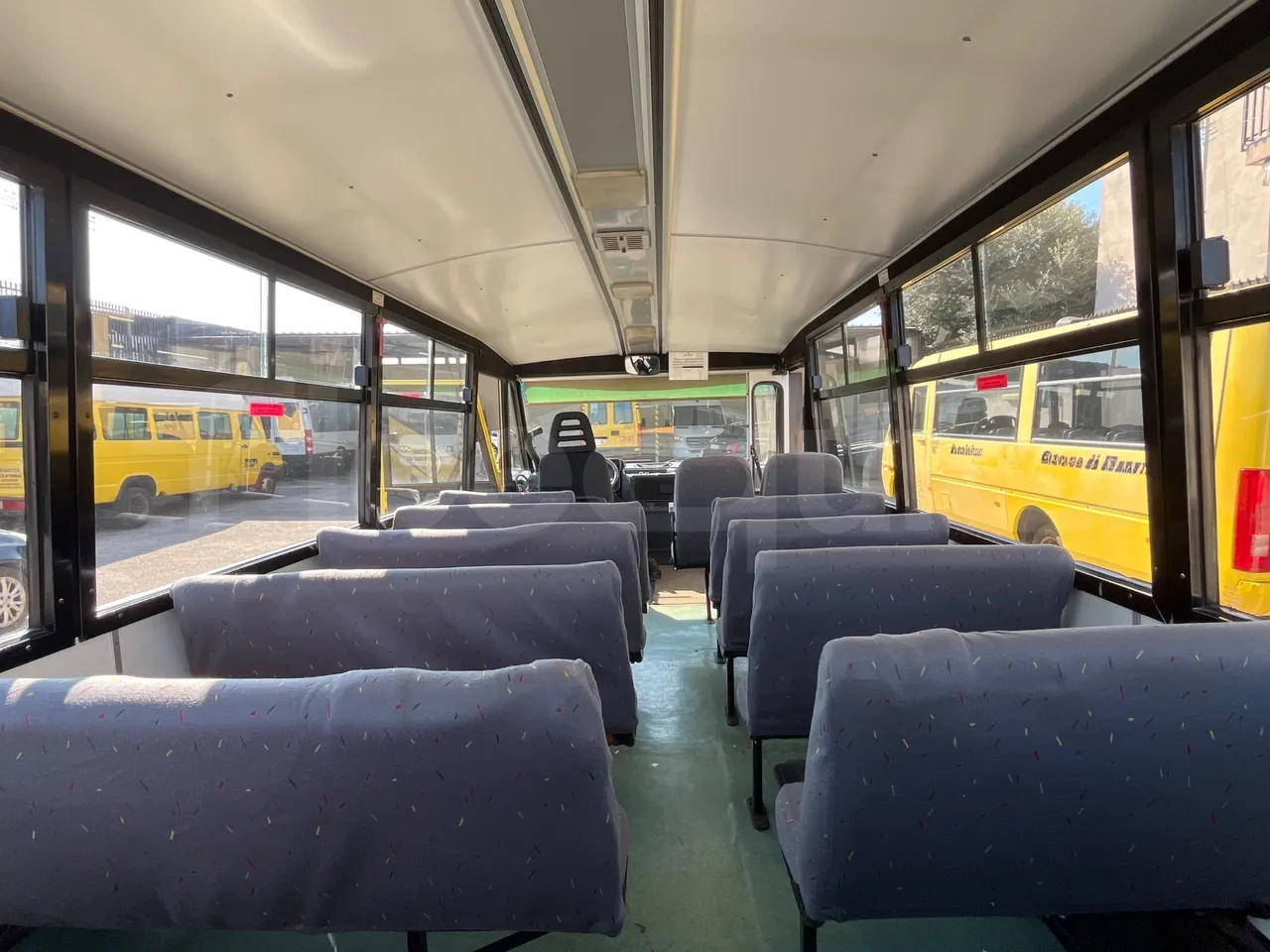 Iveco Cacciamali Tema - Euro1 - 76kW - 6.660mt - forward view middle aisle