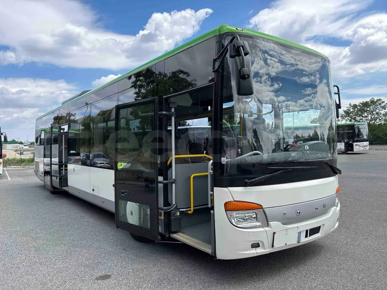 Setra S416 - 3/4 right front doors open
