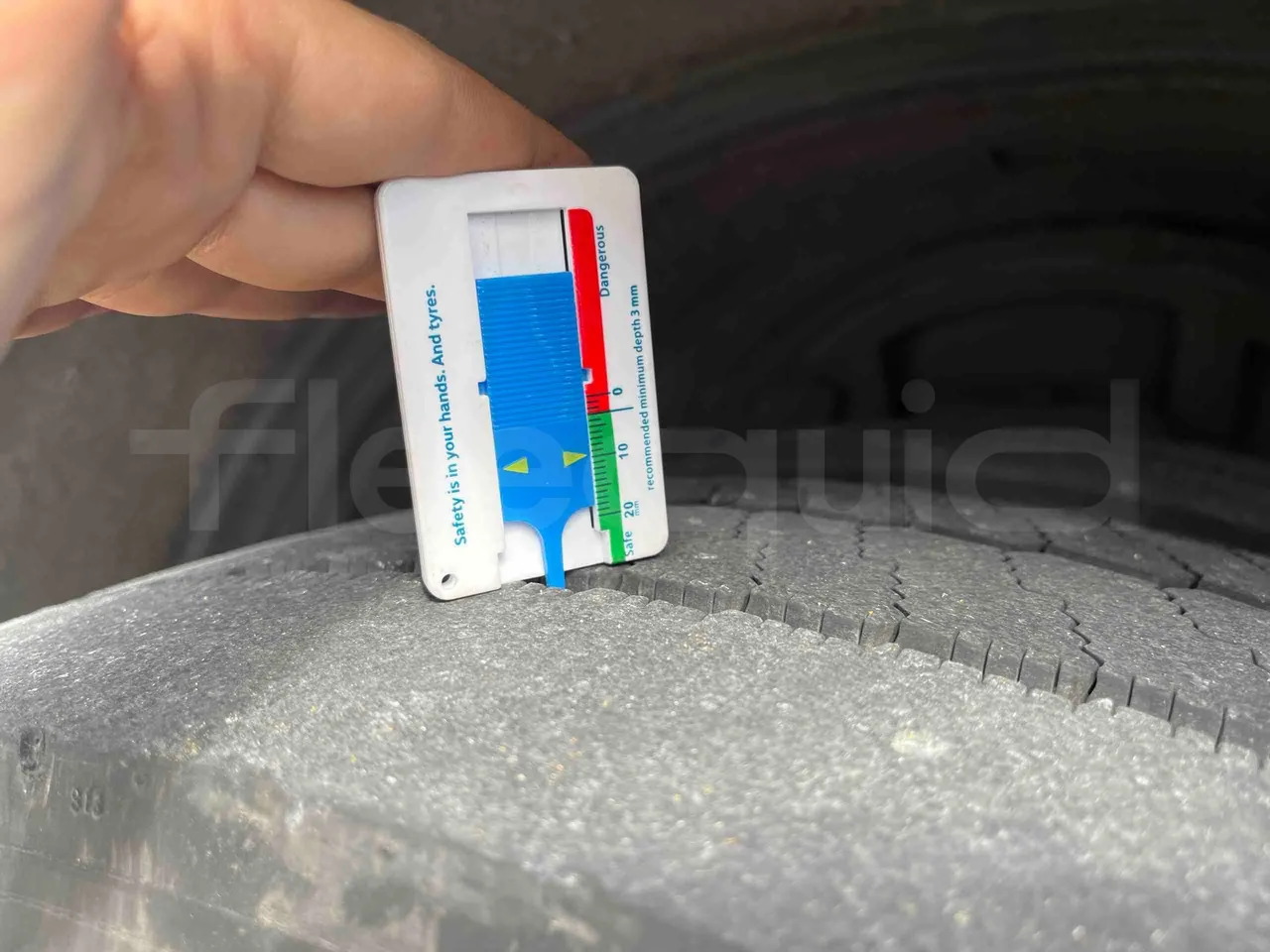 Mercedes-Benz Citaro O 530 628.02 - Euro 5 - 220 kW - 13.101 mt - tread condition front tires right