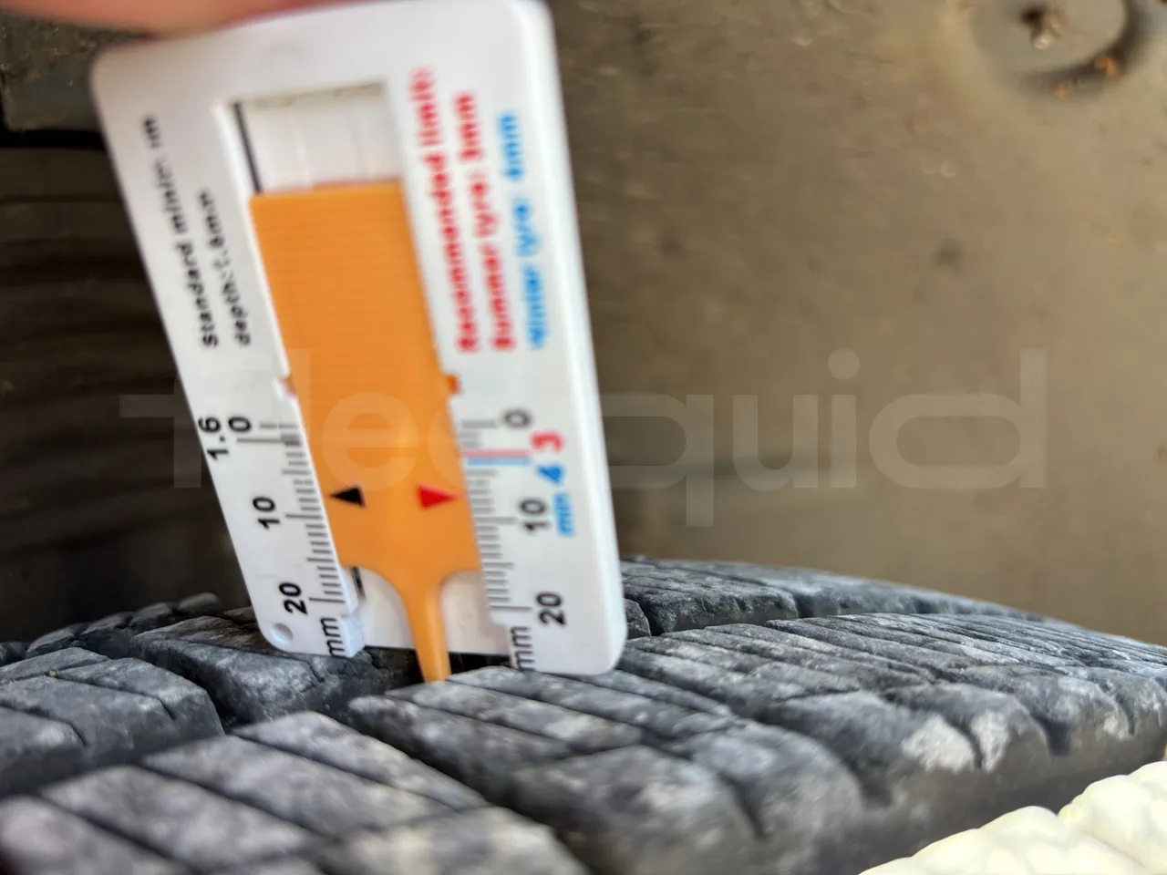Mercedes-Benz Sprinter - First Axle Left Side: Tyre Thickness