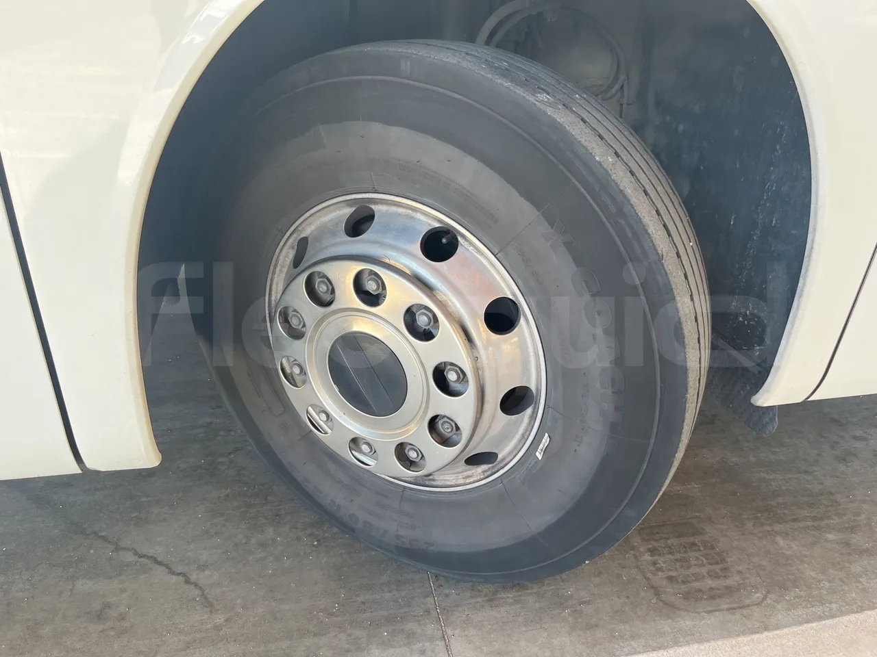 Setra S415 - First Axle Left Side: Complete Tyre