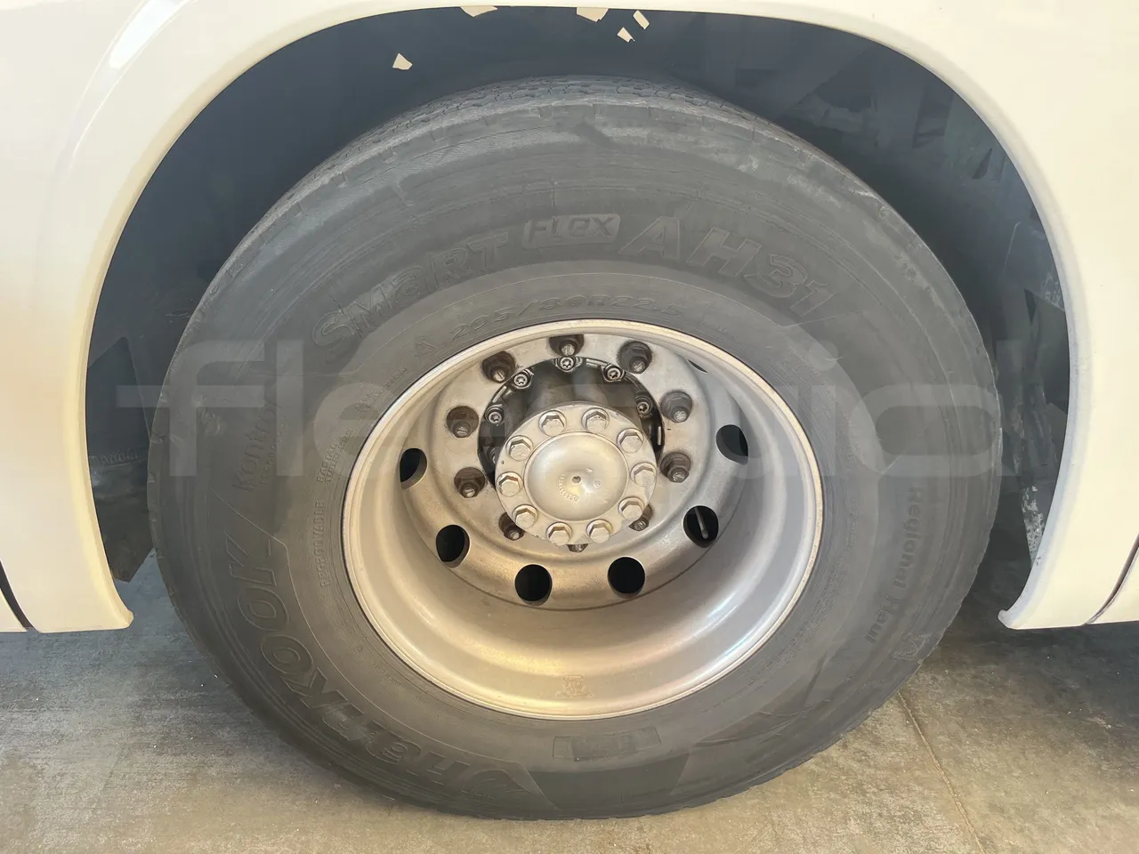 Setra S415 - Second Axle Left Side: Complete Wheel