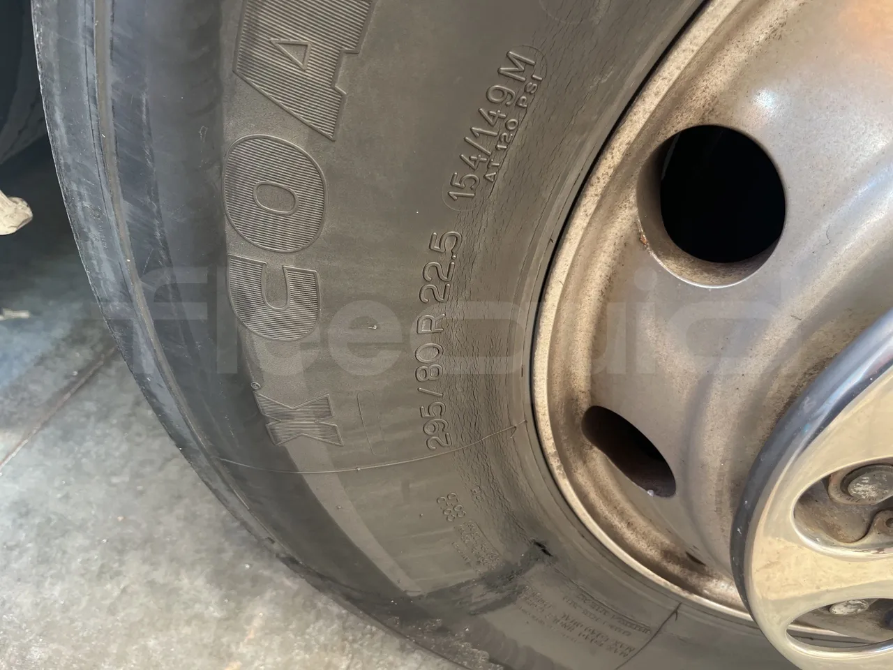 Setra S415 - Third Axle Left Side: Tyre Size