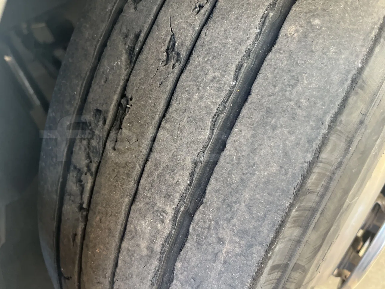 Setra S415 - Third Axle Left Side: Tyre Tread