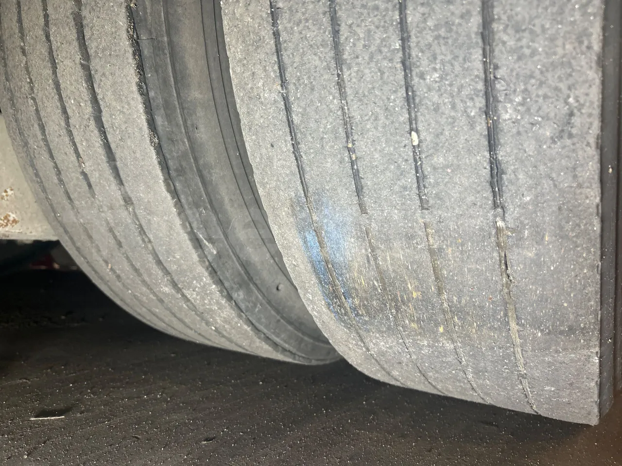 Mercedes-Benz Citaro O 530 LE - Euro5 - 220kW - 13.057mt - tread condition front tires left