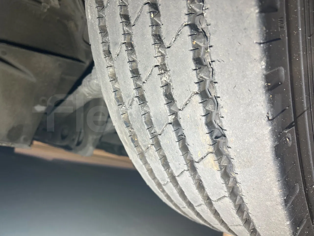 Mercedes-Benz Citaro O 530 LE - Euro5 - 220kW - 13.057mt - tread condition front tires right