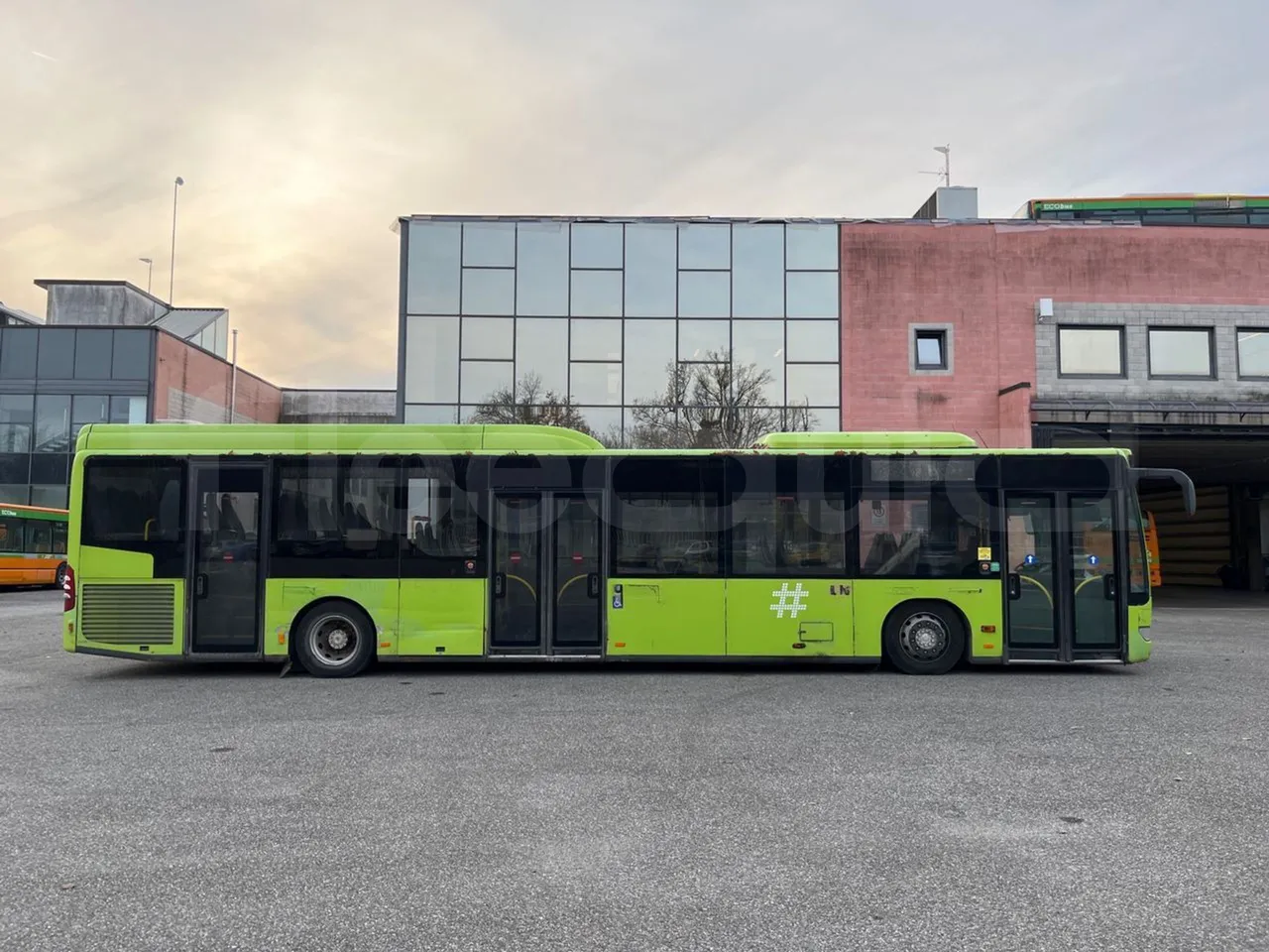Mercedes-Benz Citaro O 530 LE - Euro5 - 220kW - 13.057mt - right side doors closed