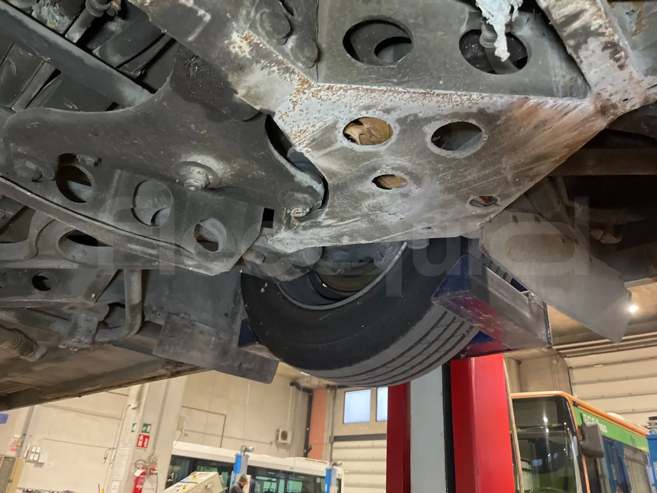 Mercedes-Benz Citaro O 530 LE - Euro5 - 220kW - 13.057mt - front axle left side