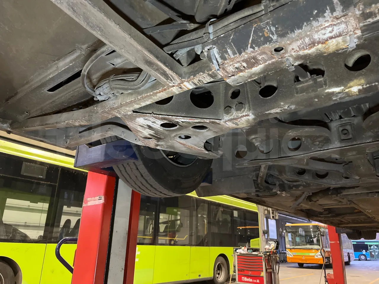 Mercedes-Benz Citaro O 530 LE - Euro5 - 220kW - 13.057mt - front axle right side