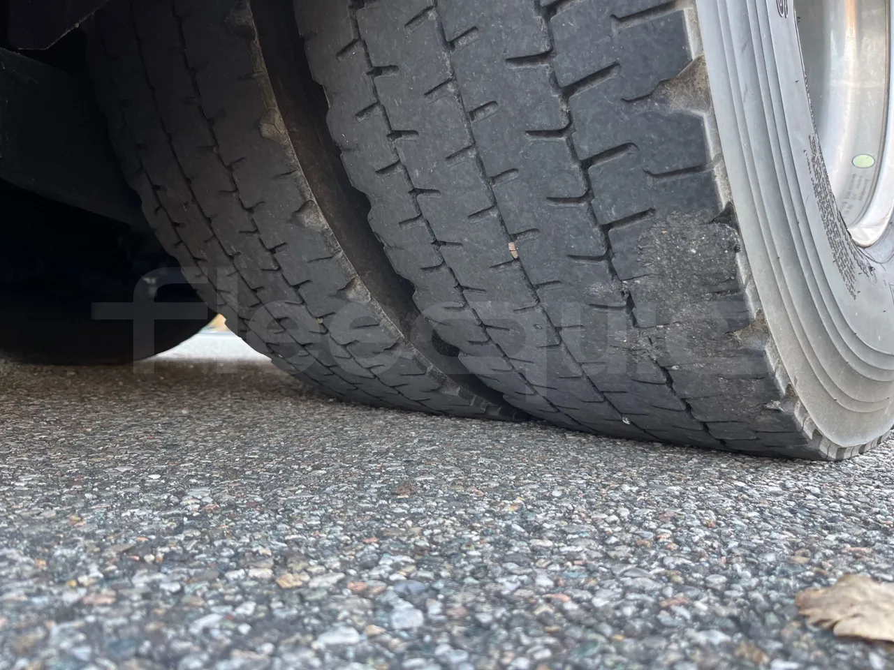 Irizar i6 13.35 - EUR6 - 330kW - 12.92m - tread condition front tires left