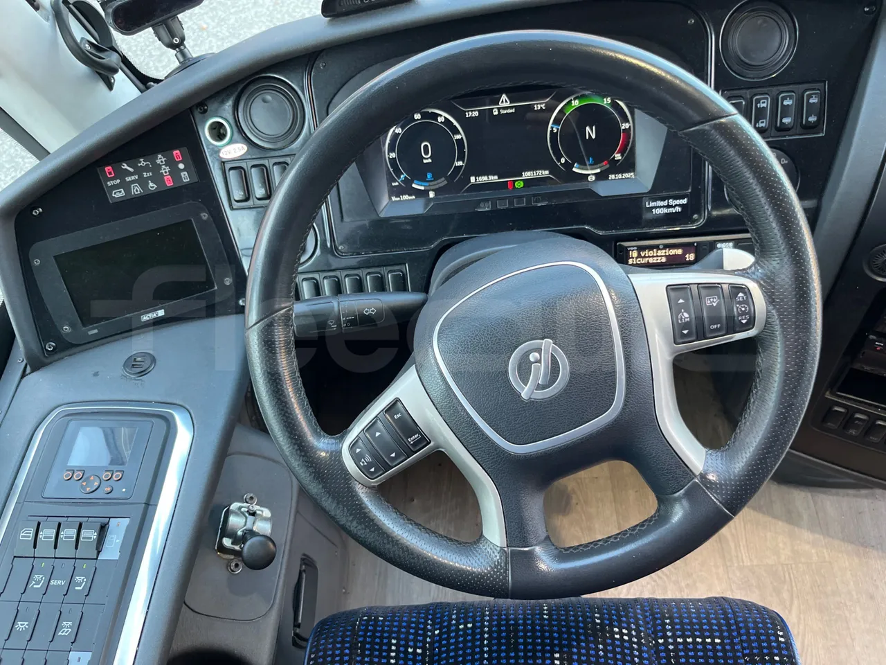 Irizar i6 13.35 - EUR6 - 330kW - 12.92m - steering wheel photo