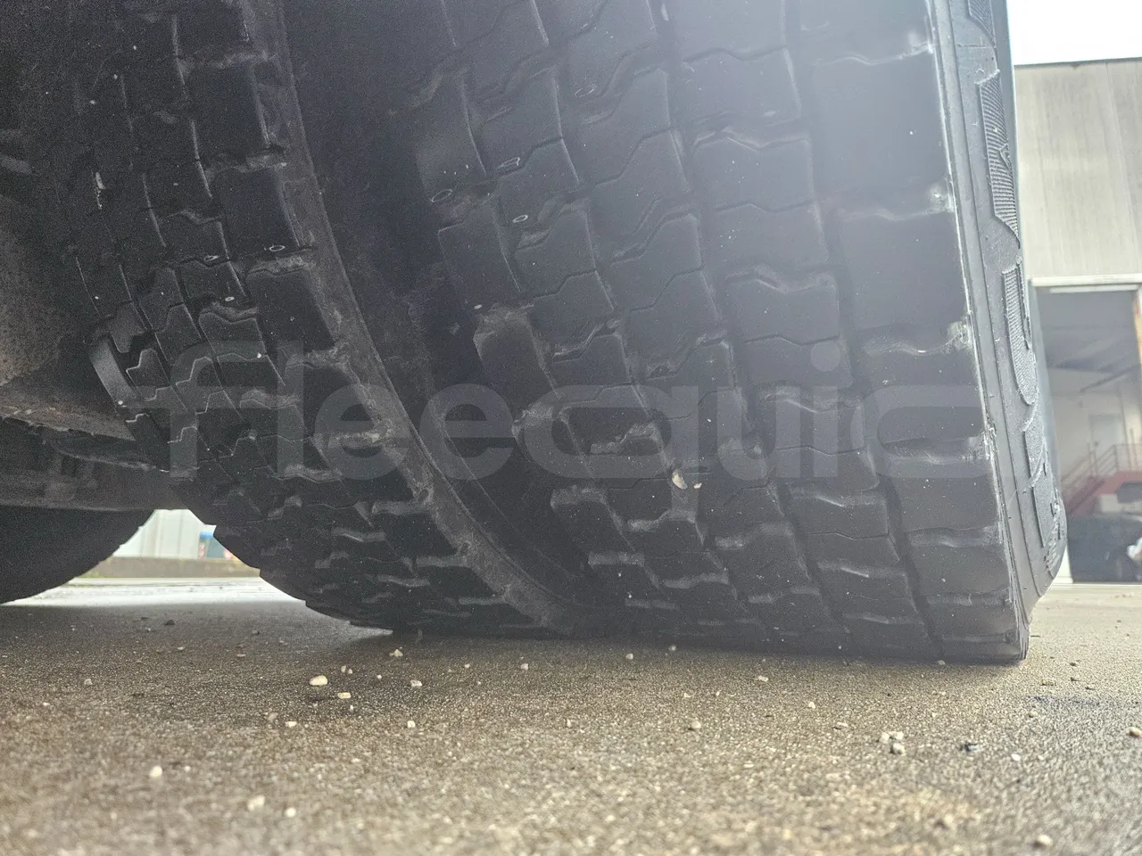 Scania Irizar K124EB / Euro 3 - 309 Kw - 12 Mt - tread condition second axle tires right