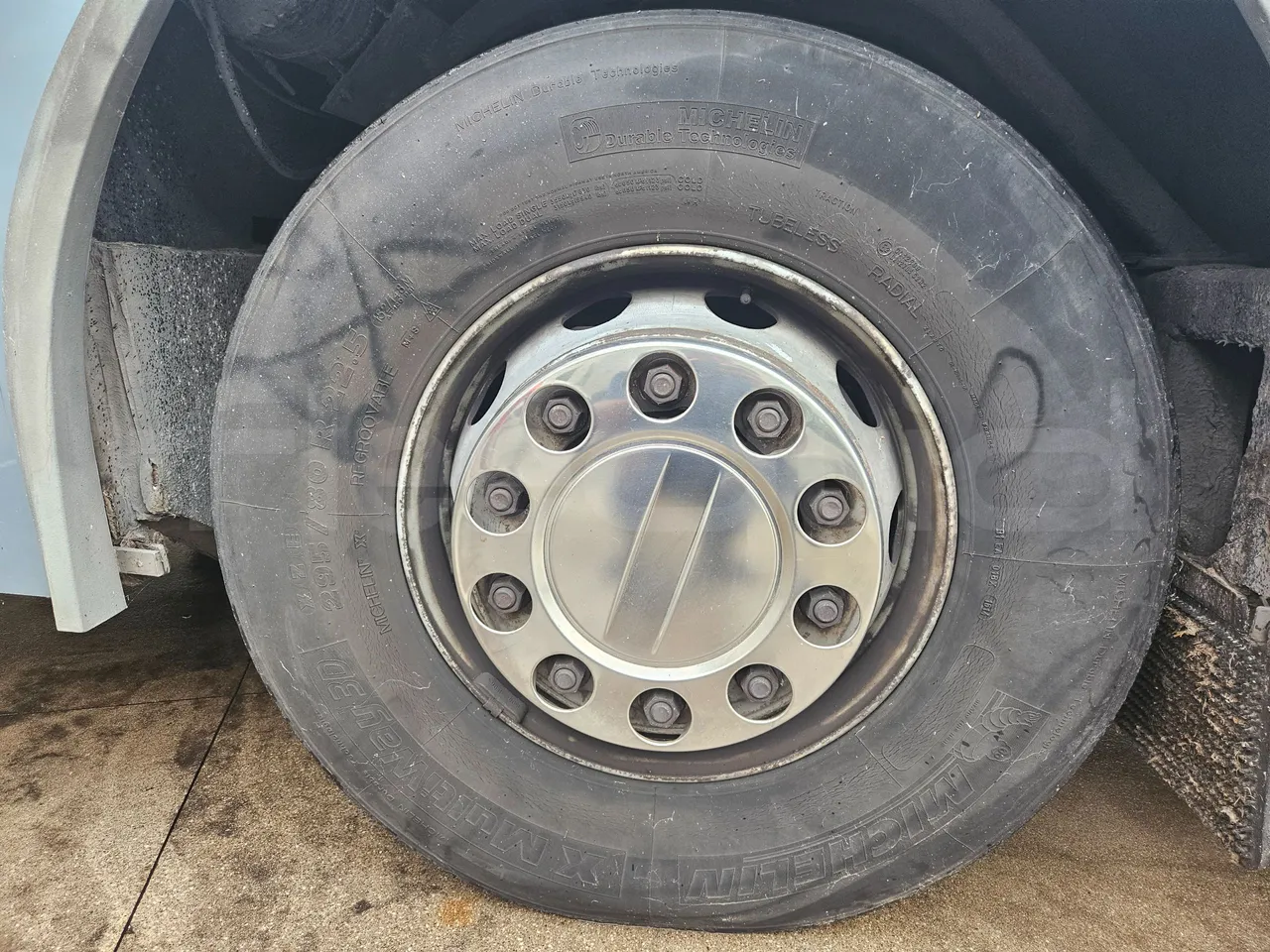 Scania Irizar K124EB / Euro 3 - 309 Kw - 12 Mt - front left tire measurements