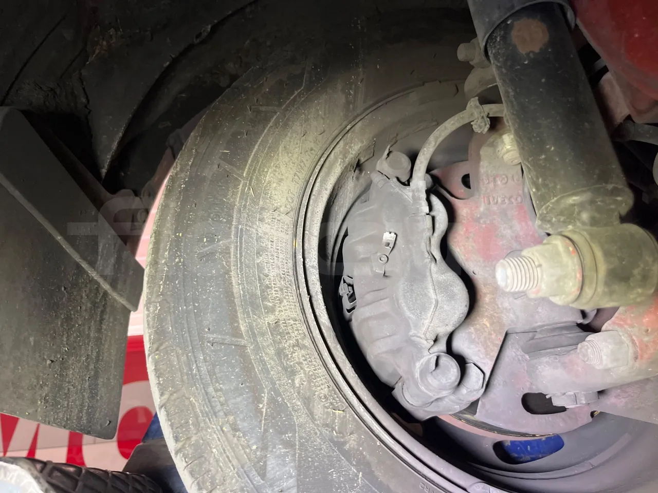 Iveco Daily A50C - EUR3 - 107kW - 6.948m - front brake calipers left