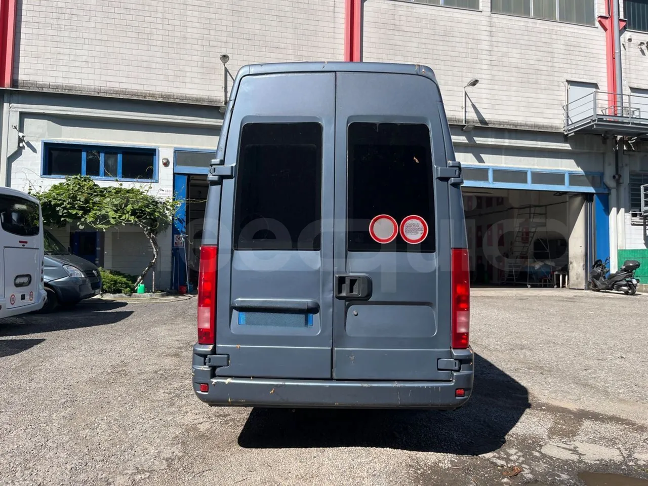 Iveco Daily A50C - EUR3 - 107kW - 6.948m - rear hatch closed