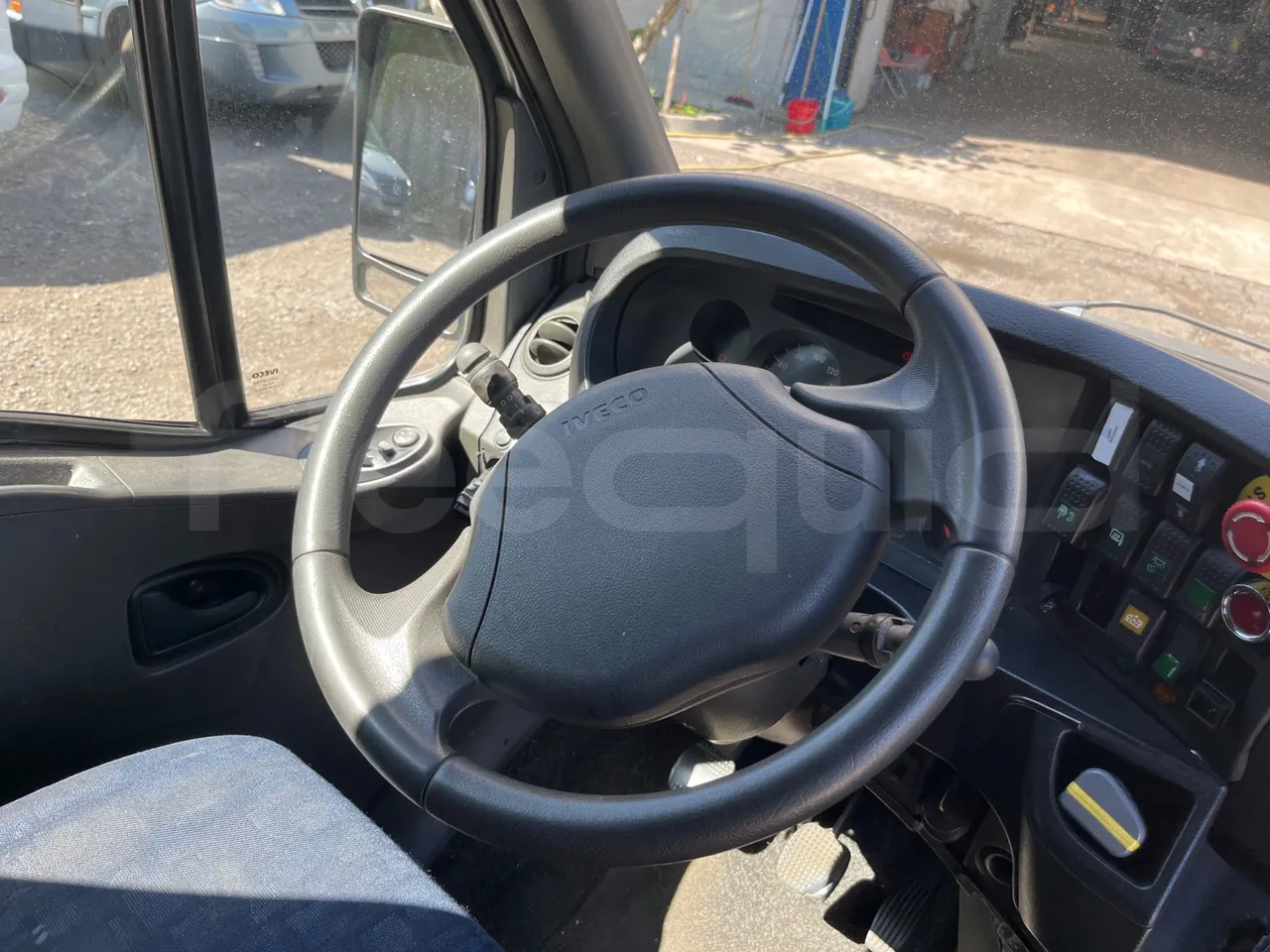 Iveco Daily A50C - EUR3 - 107kW - 6.948m - steering wheel photo