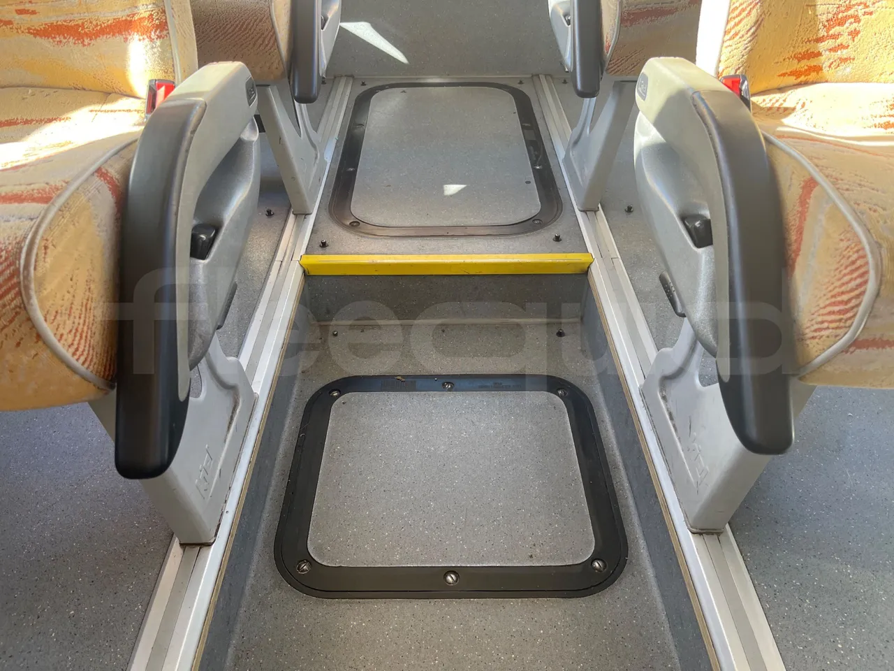 Neoplan N2216 N2216/3 - EUR4 - 324kW - 13.800m - floor hatches photo