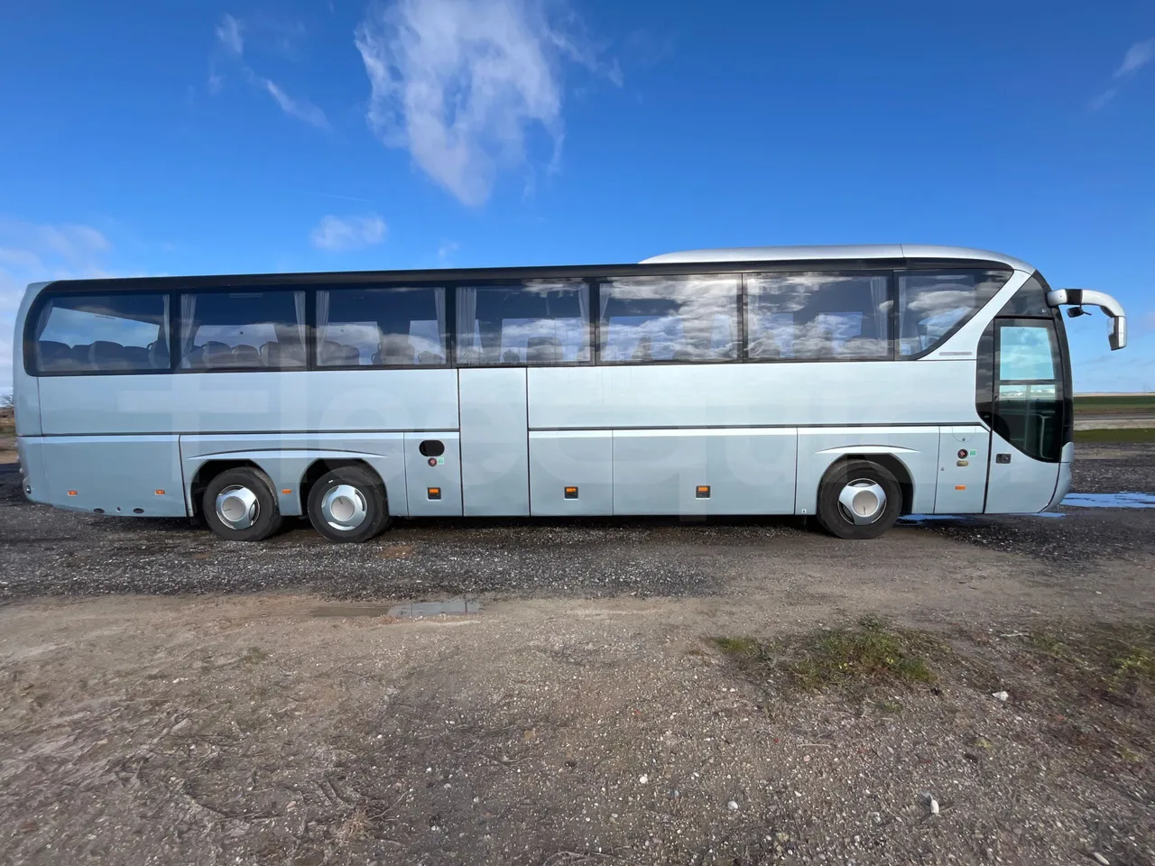 Neoplan N2216 N2216/3 - EUR4 - 324kW - 13.800m - right side doors closed