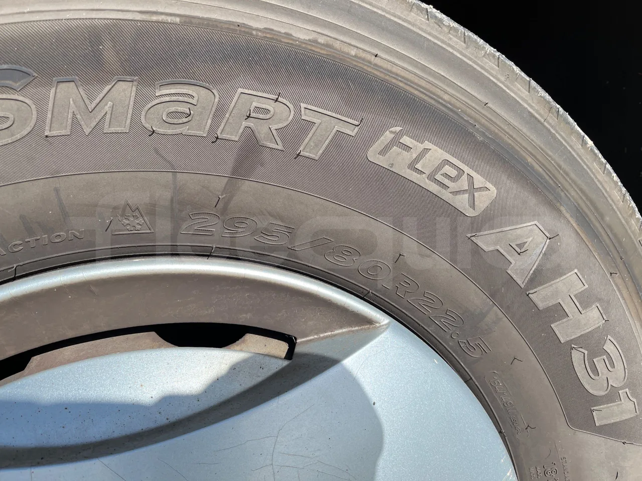 Neoplan N2216 N2216/3 - EUR4 - 324kW - 13.800m - rear left tire photo