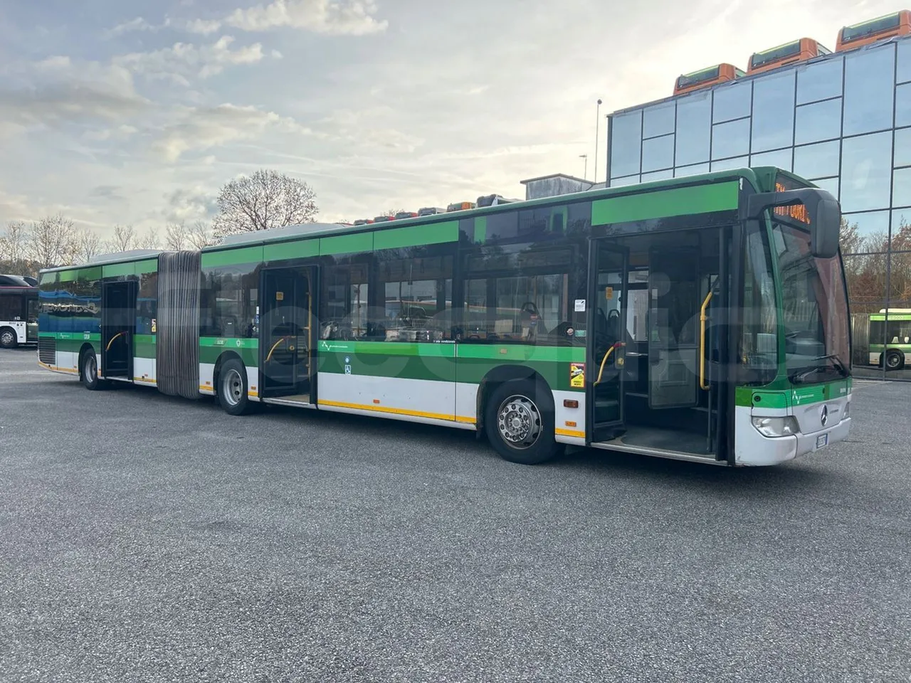 Mercedes-Benz O 530 G- 3P - Euro5 - 260kW - 17.940mt - 3/4 right front doors open