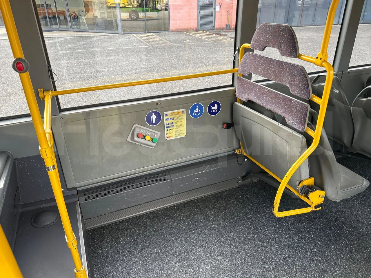 Mercedes-Benz O 530 G- 3P - Euro5 - 260kW - 17.940mt - disabled area photo