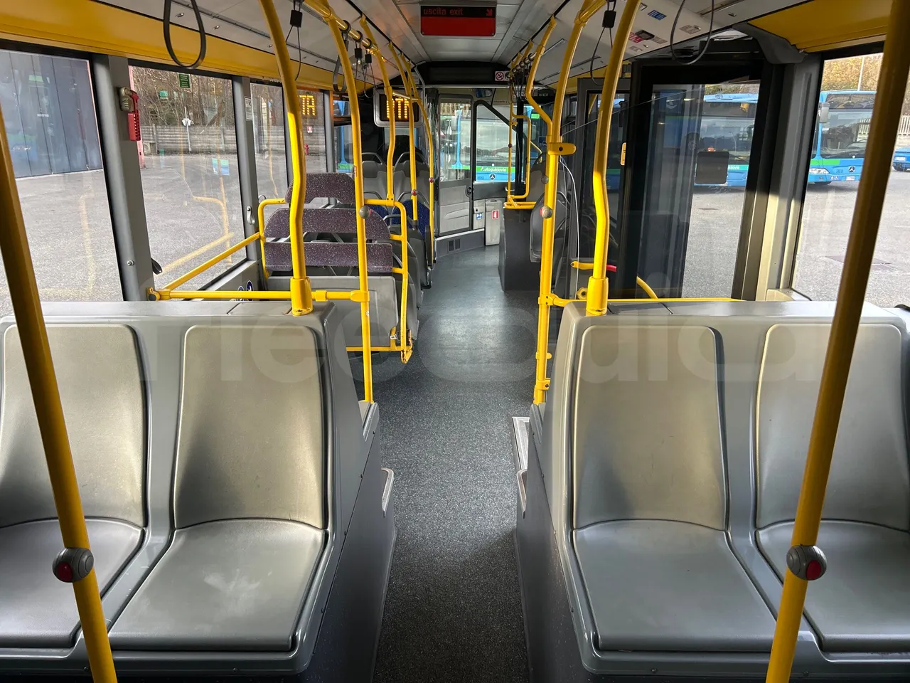 Mercedes-Benz O 530 G- 3P - Euro5 - 260kW - 17.940mt - forward view middle aisle