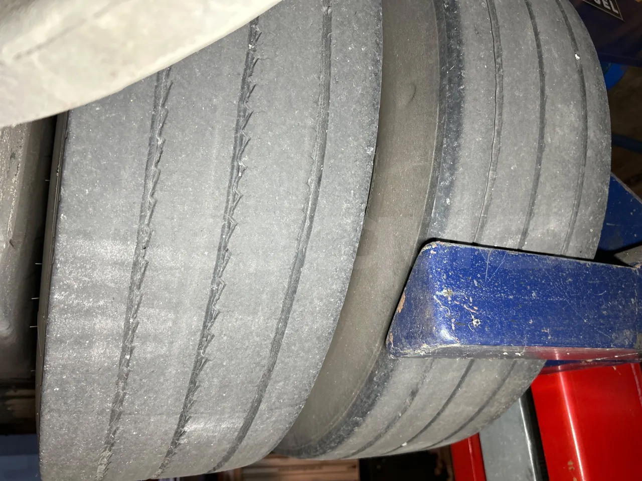 Mercedes-Benz O 530 G- 3P - Euro5 - 260kW - 17.940mt - tread condition second axle tires right