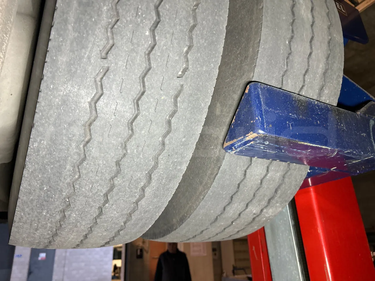 Mercedes-Benz O 530 G- 3P - Euro5 - 260kW - 17.940mt - tread condition third axle tires right