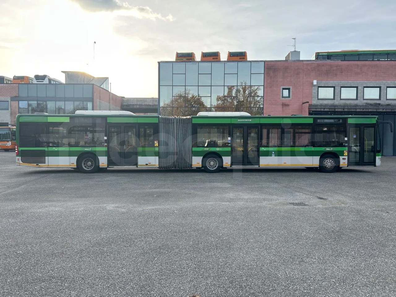 Mercedes-Benz O 530 G- 3P - Euro5 - 260kW - 17.940mt - right side doors closed